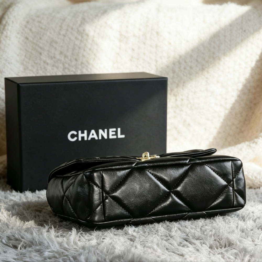 Chanel 19 Medium in Quilted Shiny Calfskin - Picture 7 of 7
